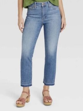 Universal Thread Women's Cropped Straight-Leg Jeans in Light Blue